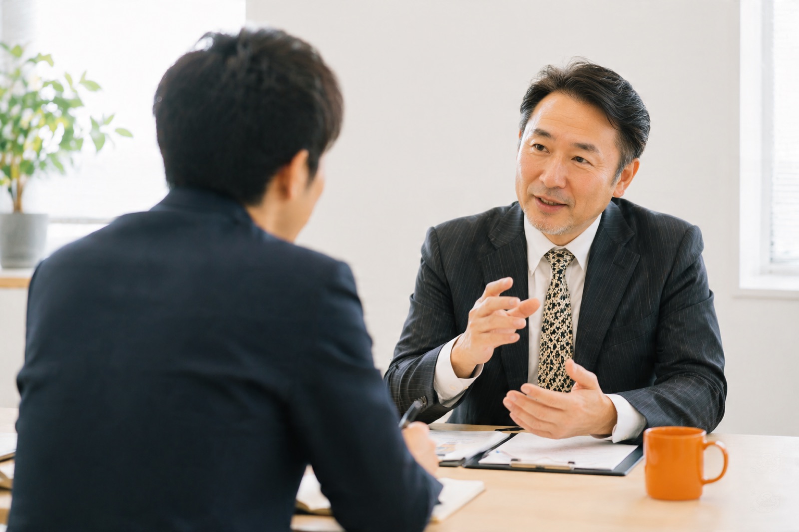 講師の相談に乗る様子